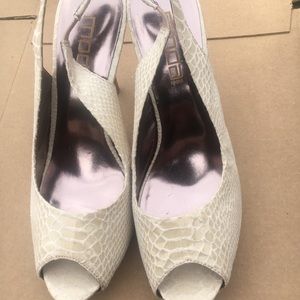 Women’s sling back pumps